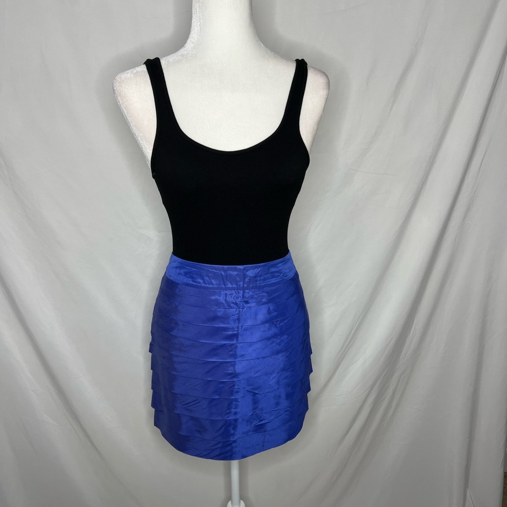 Ted Baker Tinzel skirt. Size 3 equivalent to a US 8.  57% aceite 53% rayón.